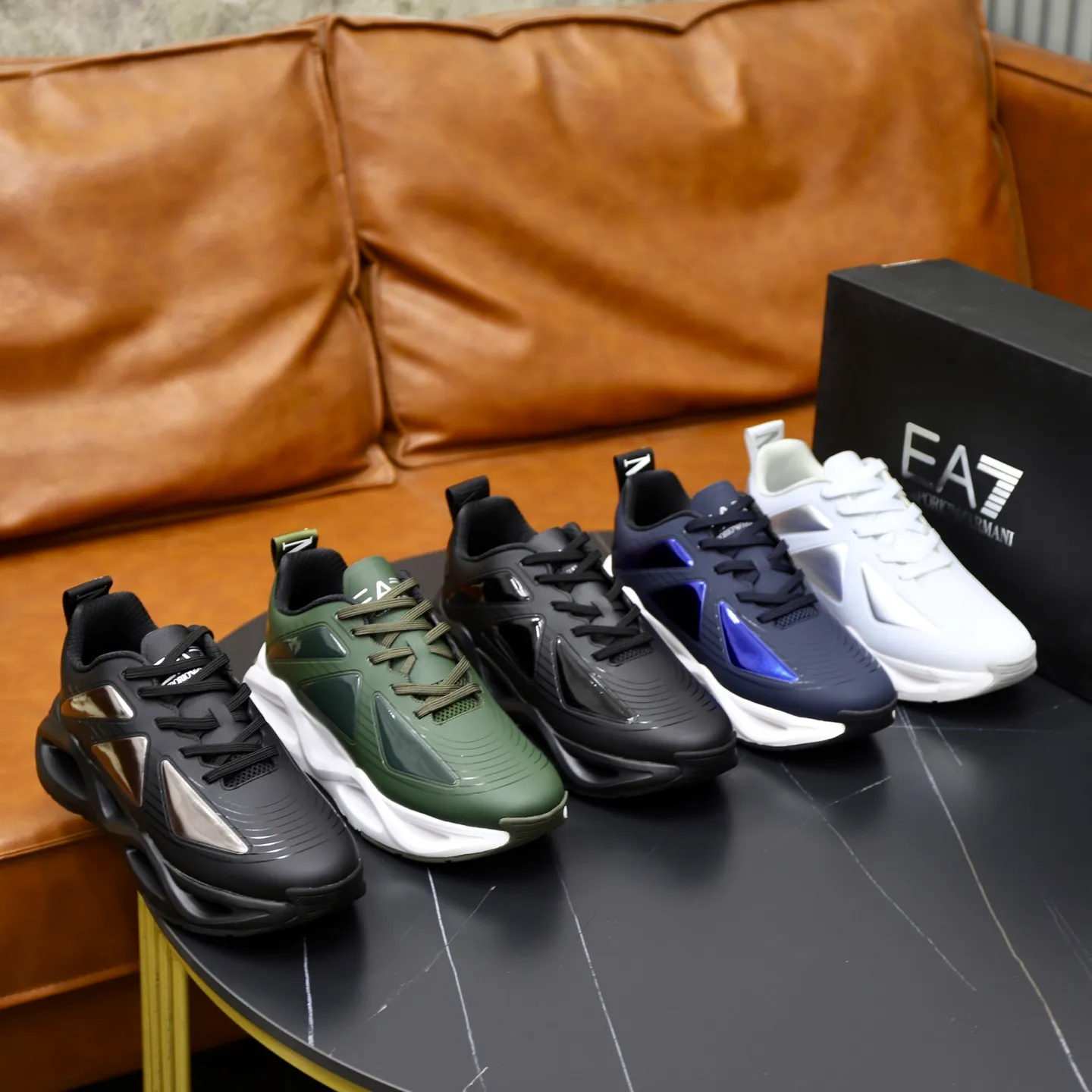 Ex-factory price: 520💰VALENTINO/Valentino Men's latest low-cut thick-soled sports shoes are shipped. Made with heavy industry, men's fine casual sports shoes, versatile style. Original leather, rubber lines embellished with geometric segmented uppers, hand-sewn with fine craftsmanship, novel and fashionable style, rubber soles with rivet details on the front and back, VALENTINO GARAVANI LOGO printed on the side, and Valentino Garavani decorative inlay on the tongue. Logo, comfortable, breathable and durable on the feet! Comes with full original packaging! Code number: 38-39-40-41-42-43-44 (45 can be customized)